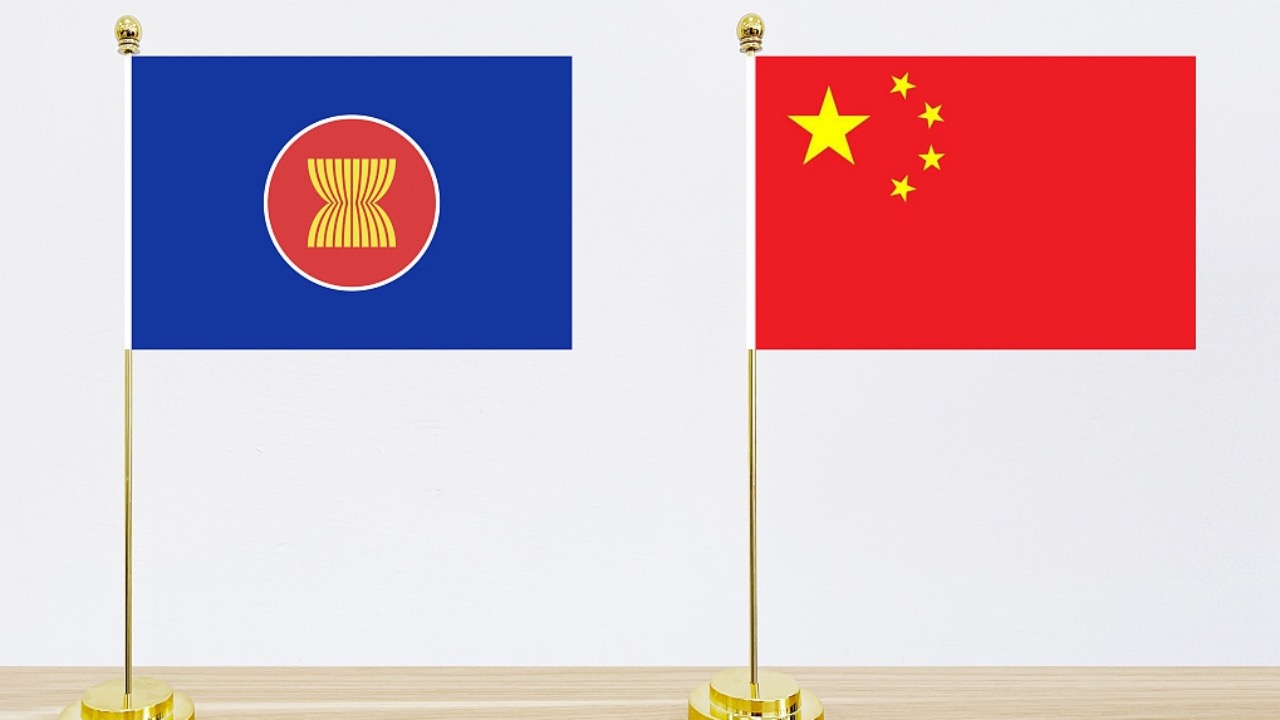 Flags of the ASEAN and China. /VCG
