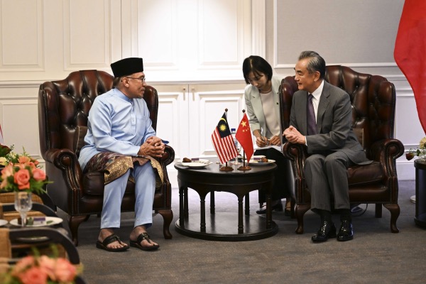 Malaysian Prime Minister Anwar Ibrahim (L) meets with Chinese Foreign Minister Wang Yi in Penang, Malaysia, August 11, 2023. /Chinese Foreign Ministry
