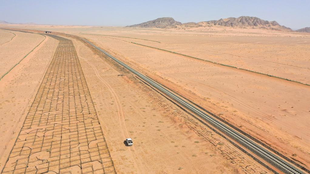 Workers in sand control stations making grids to contain the moving sand dunes along Linhe-Ceke railway in north China's Inner Mongolia Autonomous Region, April 14, 2021. /Xinhua