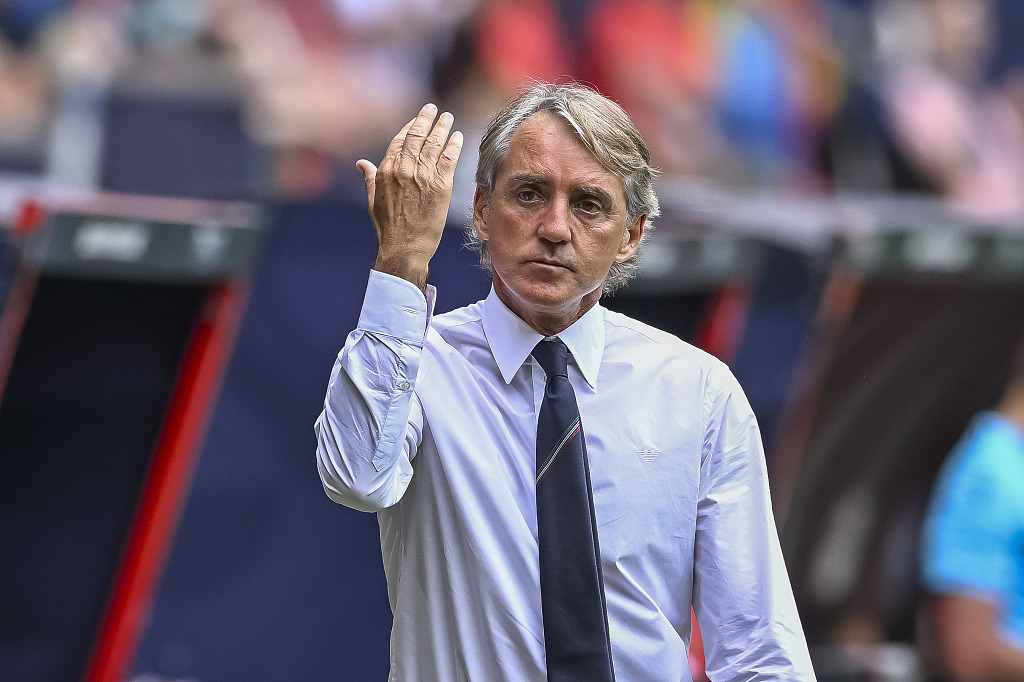 Roberto Mancini, manager of Italy, looks on during the 2022-23 UEFA Nations League third-place game against the Netherlands at De Grolsh Veste Stadium in Enschede, Netherlands, June 18, 2023. /CFP 