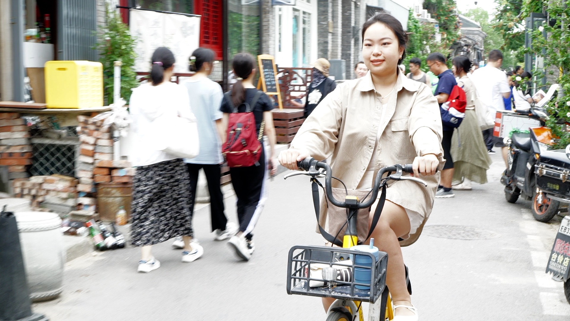 Bicycle and subway are He's most frequently used modes of transport. /CGTN 
