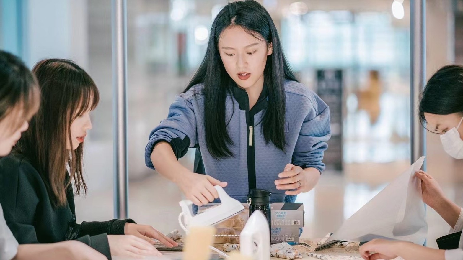 Su shares eco-friendly tips when attending a beeswax wrap workshop./Photo provided by Su Yige. 