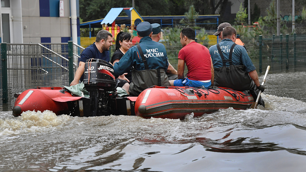 Employees of Russia's Ministry of Emergency Situations carry out the evacuation of residents from the flooded regions of Ussuriysk, Russia, August 14, 2023. /CFP