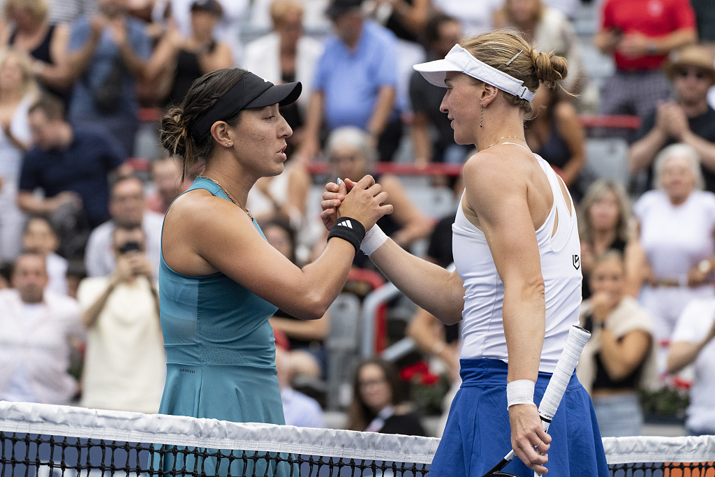 Jessica Pegula (L) and Liudmila Samsonova shake hands after the Canadian Open women's singles final in Montreal, Canada, August 13, 2023. /CFP