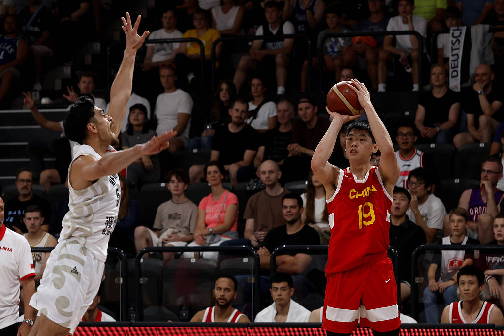 Cui Yongxi (R) of China shoots in the DBB Super Cup game against New Zealand in Hamburg, Germany, August 13, 2023. /CFP