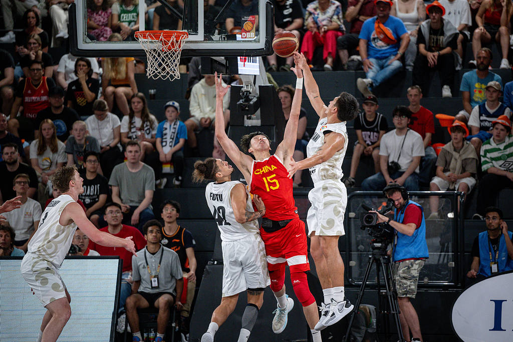 Zhou Qi (#15) of China tries to protect the rim in the DBB Super Cup game against New Zealand in Hamburg, Germany, August 13, 2023. /CFP