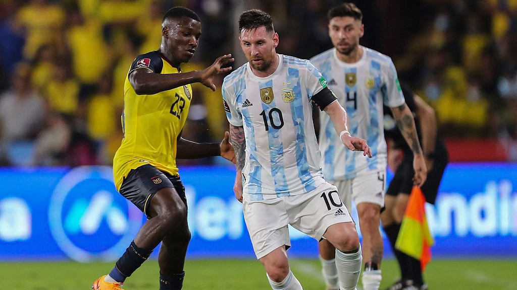 Ecuador's Moises Caicedo (L) and Argentina's Lionel Messi vie for the ball during their World Cup qualifier at the Isidro Romero Monumental Stadium in Guayaquil, Ecuador, March 29, 2022. /CFP