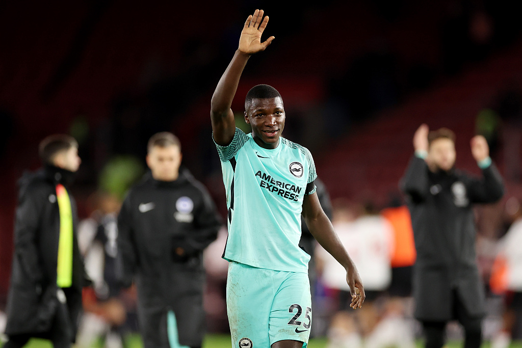Moises Caicedo applauds fans after the Premier League match between Southampton and Brighton at Friends Provident St. Mary's Stadium in Southampton, England, December 26, 2022. /CFP