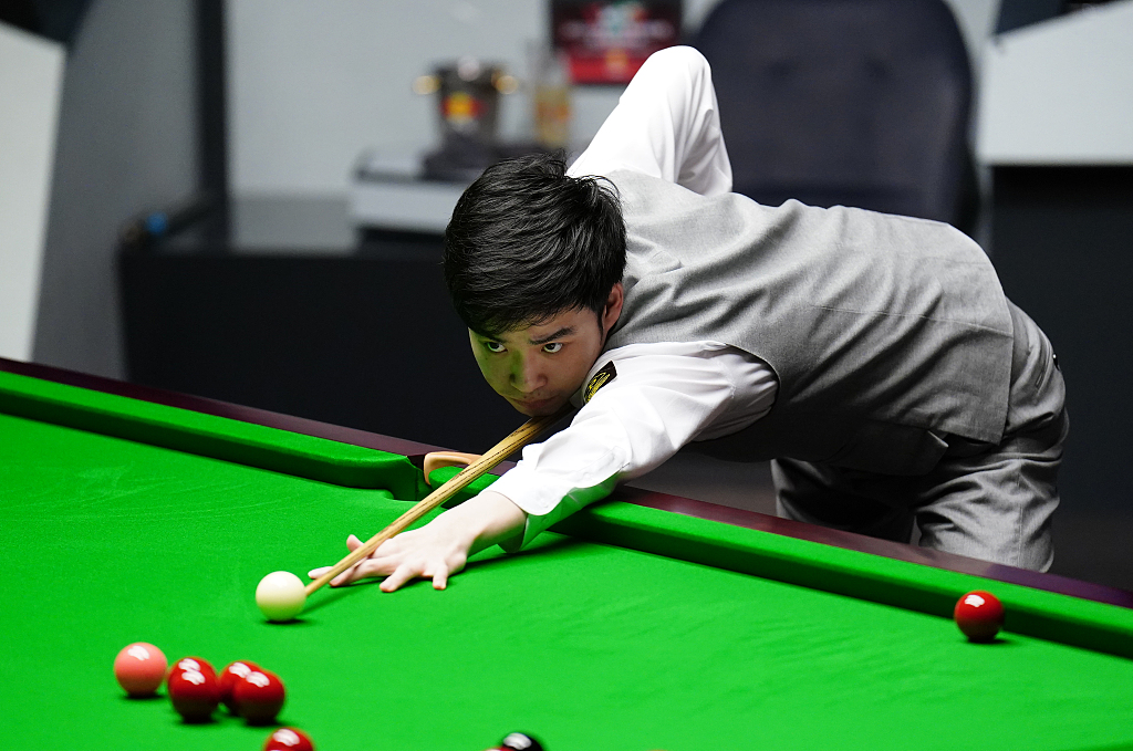 Si Jiahui in action during the World Snooker Championship at Crucible Theater in Sheffield, England, April 28, 2023. /CFP