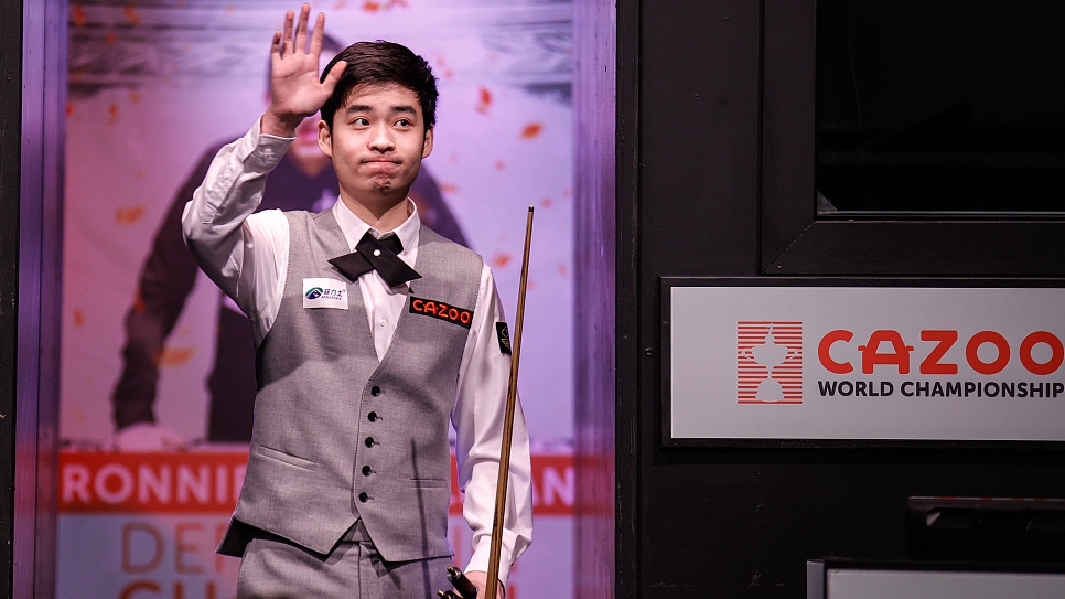 Si Jiahui acknowledges the crowd during the World Snooker Championship at Crucible Theater in Sheffield, England, April 28, 2023. /CFP