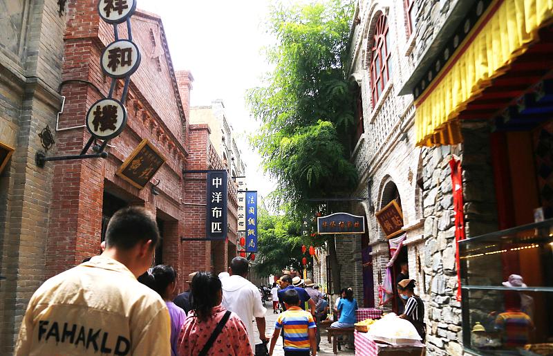 Tourists visit the ancient streets of the Ping'anyi and Hehuang Folk Culture Experience Block, Haidong City, Qinghai Province. /CFP