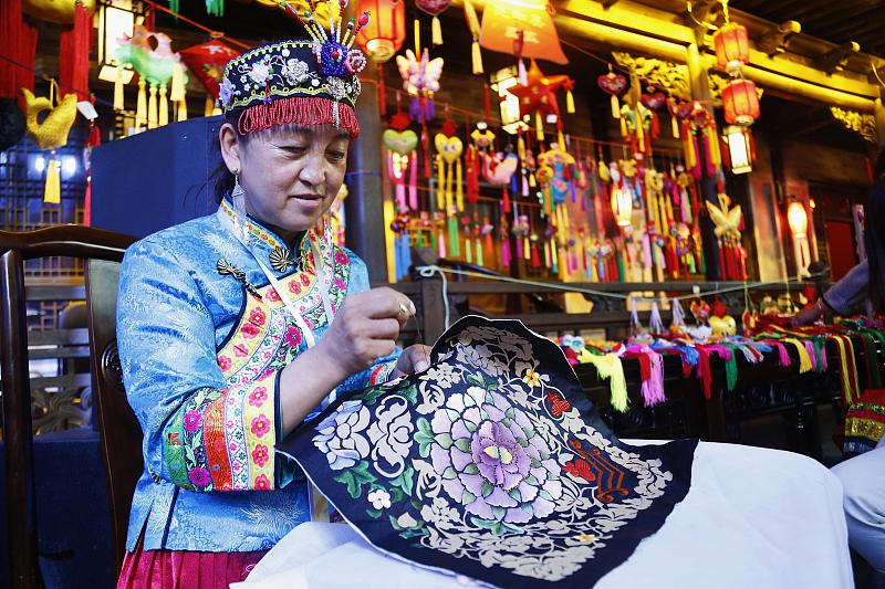 An inheritor of Hehuang embroidery takes part in an embroidery competition in the Ping'anyi and Hehuang Folk Culture Experience Block, Haidong City, Qinghai Province. /CFP