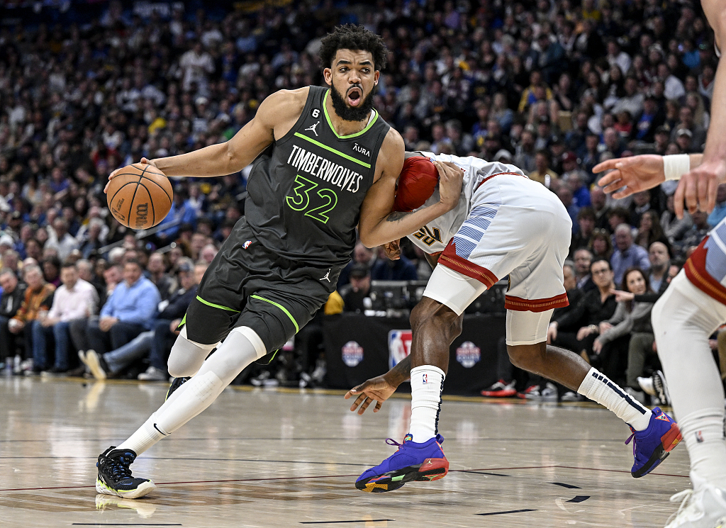 Karl-Anthony Towns (#32) of thge Minnesota Timberwolves penetrates in Game 5 of the NBA Western Conference first-round playoffs against the Denver Nuggets at Ball Arena in Denver, Colorado, April 25, 2023. /CFP