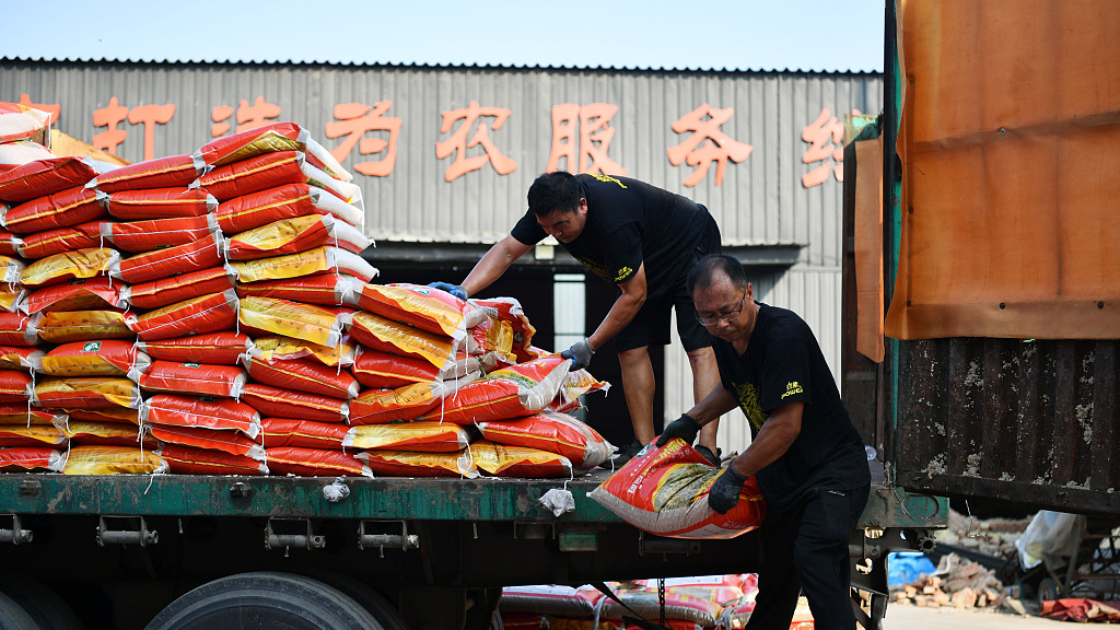 Live: China's post-flood recovery – visiting a donation distribution center in Hebei