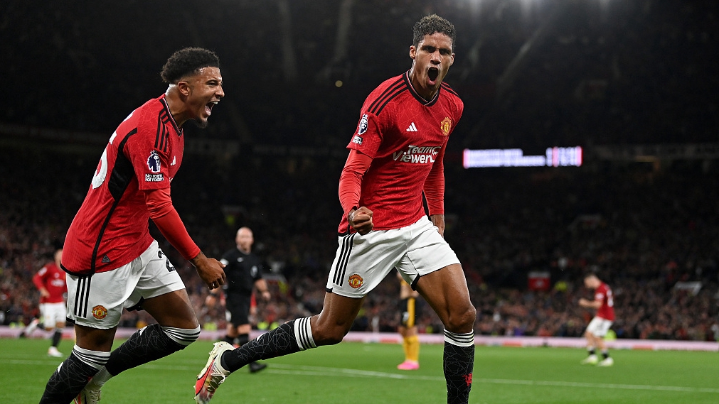 Raphael Varane (C) of Manchester United celebrates with Jadon Sancho during their Premier League clash with Wolves at Old Trafford in Manchester, England, August 14, 2023. /CFP