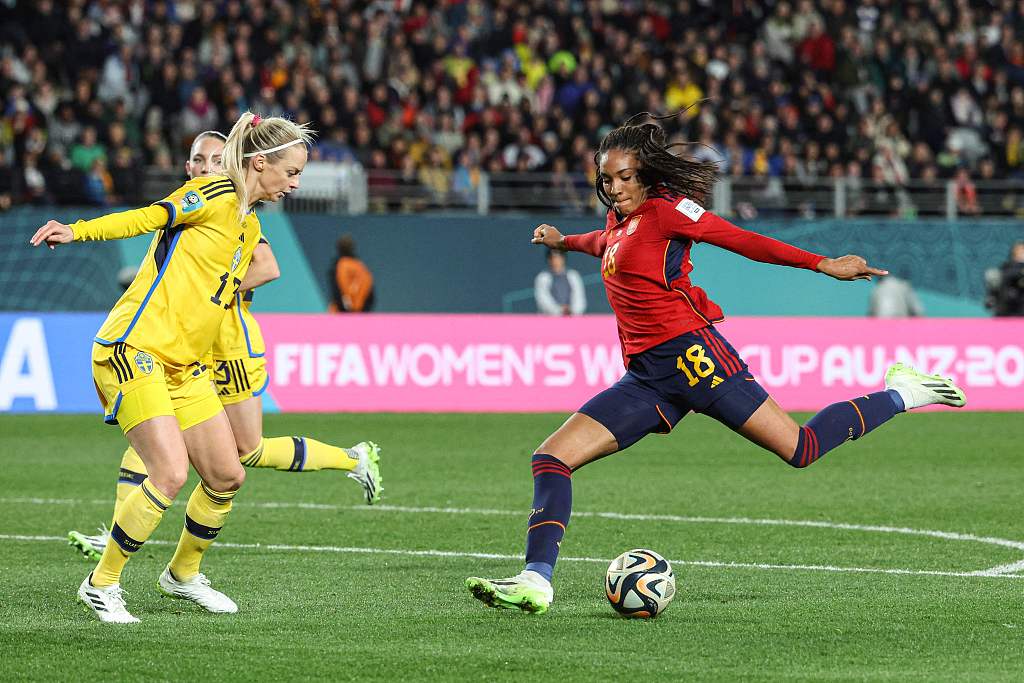 Salma Paralluelo (#18) of Spain shoots to score a goal in the FIFA Women's World Cup semifinals against Sweden at Eden Park in Auckland, New Zealand, August 15, 2023. /CFP