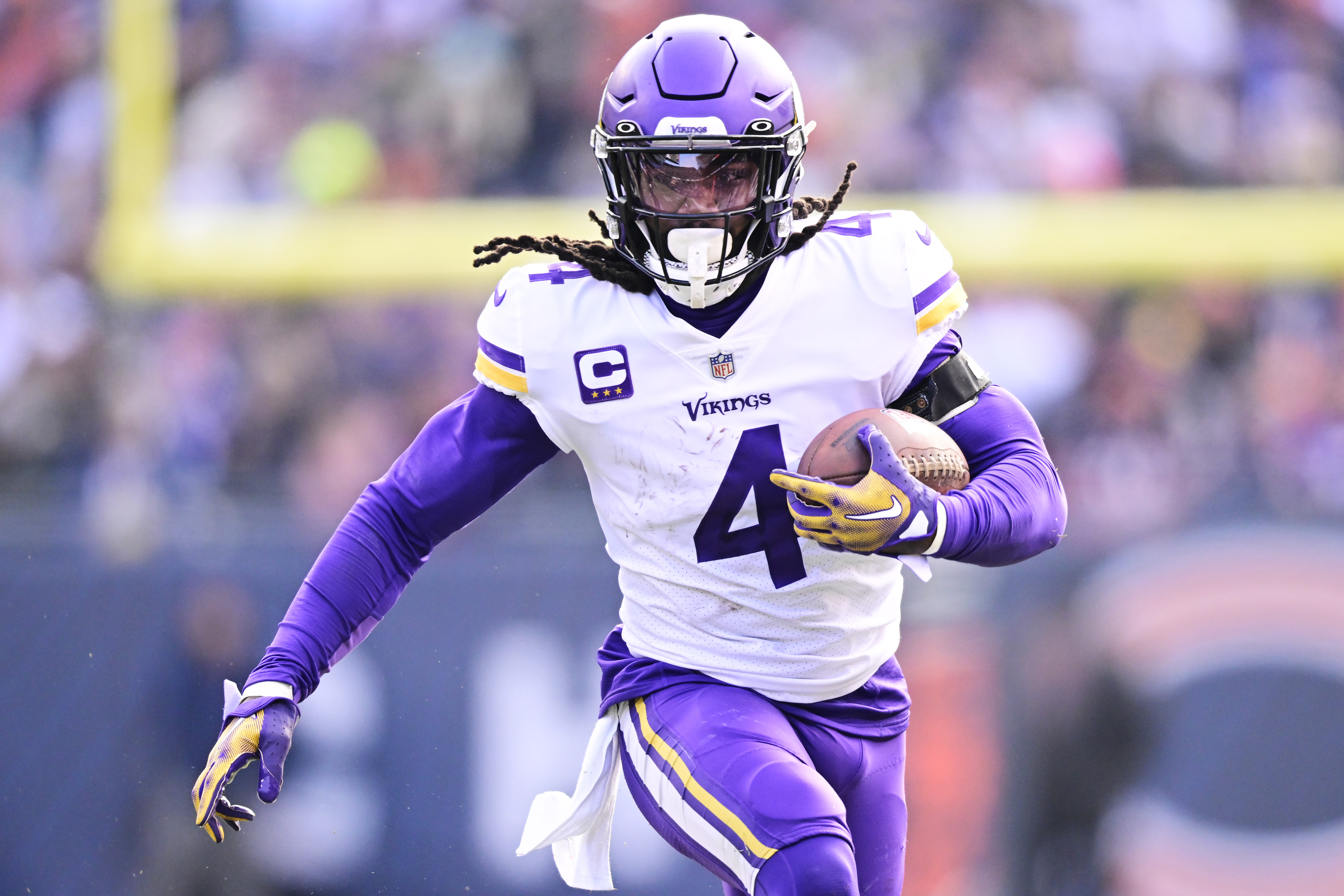 Running back Dalvin Cook of the Minnesota Vikings carries the ball in the game against the Chicago Bears at Soldier Field in Chicago, Illinois, January 8, 2023. /CFP 