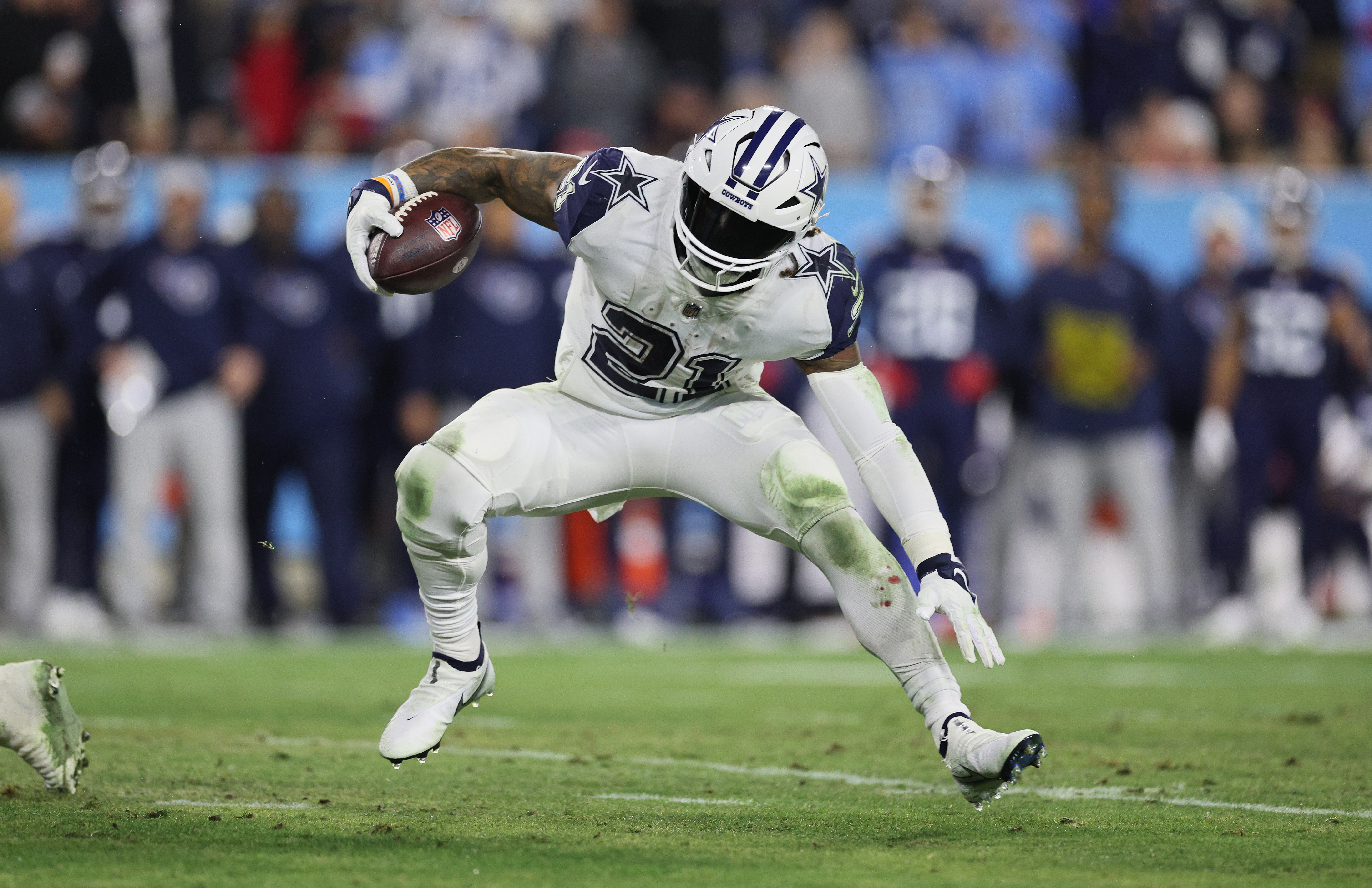 Running back Ezekiel Elliott of the Dallas Cowboys runs with the ball in the game against the Tennessee Titans at Nissan Stadium in Nashville, Tennessee, December 29, 2022. /CFP