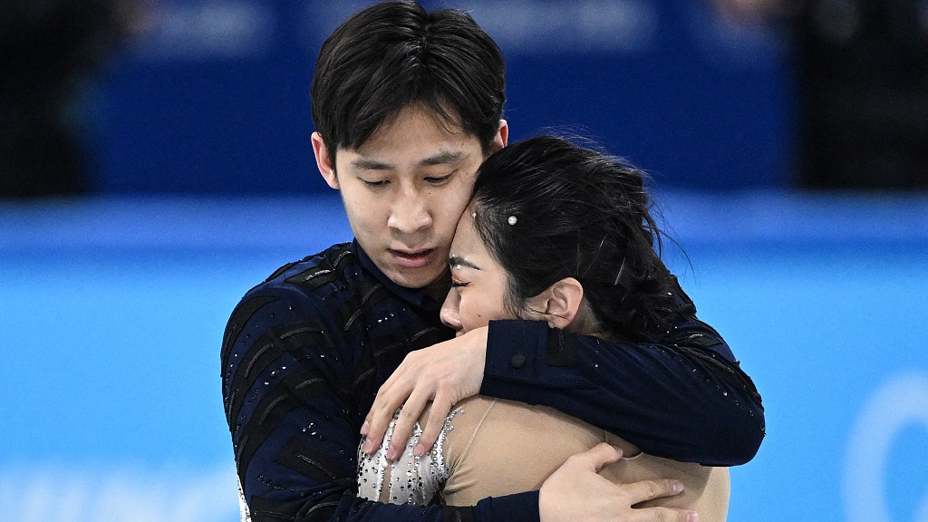 China's Han Cong (L) hugs Sui Wenjing after competing in the pair skating free skating at the Beijing 2022 Winter Olympic Games at the Capital Indoor Stadium in Beijing, China, February 19, 2022. /CFP