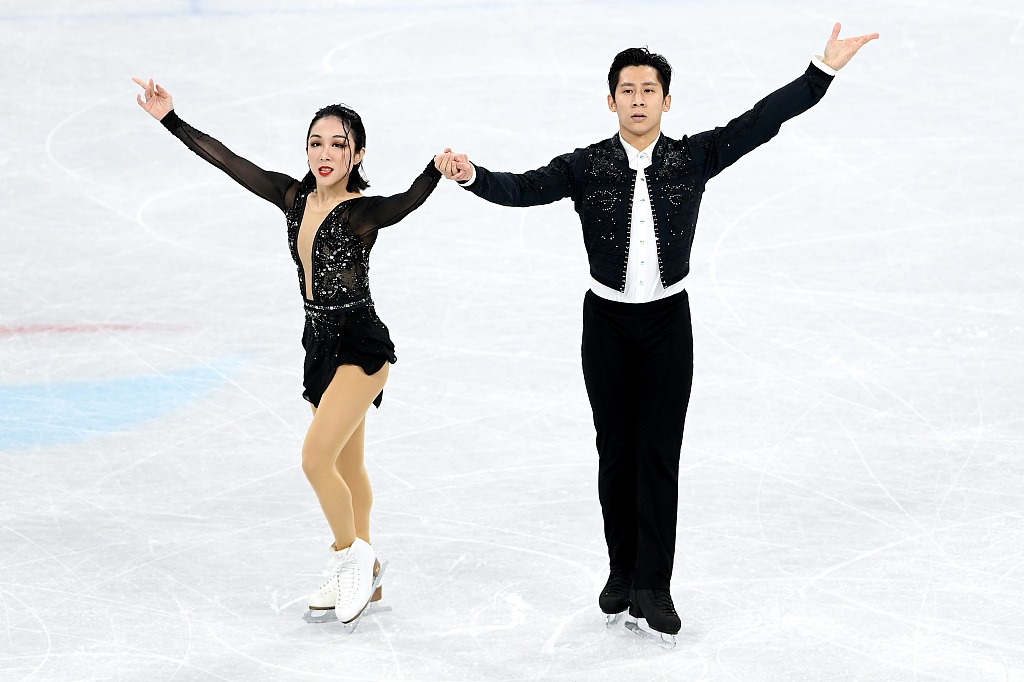 China's Han Cong (R) and Sui Wenjing during the Pair Skating Short Program Team Event at the Beijing Winter Olympic Games at Capital Indoor Stadium in Beijing, China, February 4, 2022. /CFP