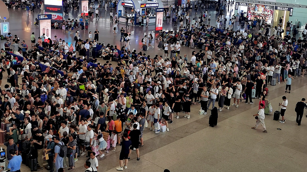Passengers at a railway station in Xi'an City, northwest China's Shaanxi Province, August 10, 2023. /CFP