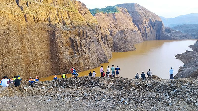 People look at the site of a deadly landslide at a jade mine near northern Kachin's Hpakant township, Myanmar, August 13, 2023. /CFP