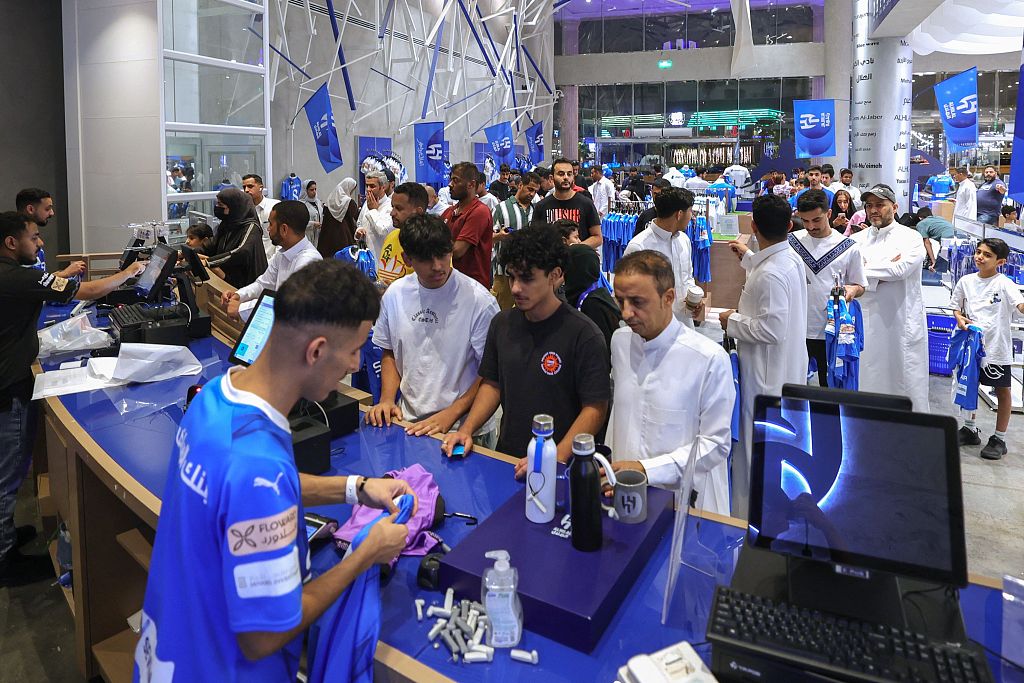 Fans of Saudi football club Al-Hilal line up to buy T-shirts bearing the name and number of Brazilian forward Neymar at the club's official store in Riyadh, Saudi Arabia, August 15, 2023. /CFP