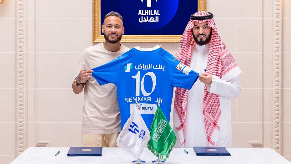 Neymar (L) poses for a picture with Hilal President Fahad bin Nafel at the Al-Hilal stadium in Riyadh, Saudi Arabia, August 15, 2023. /CFP