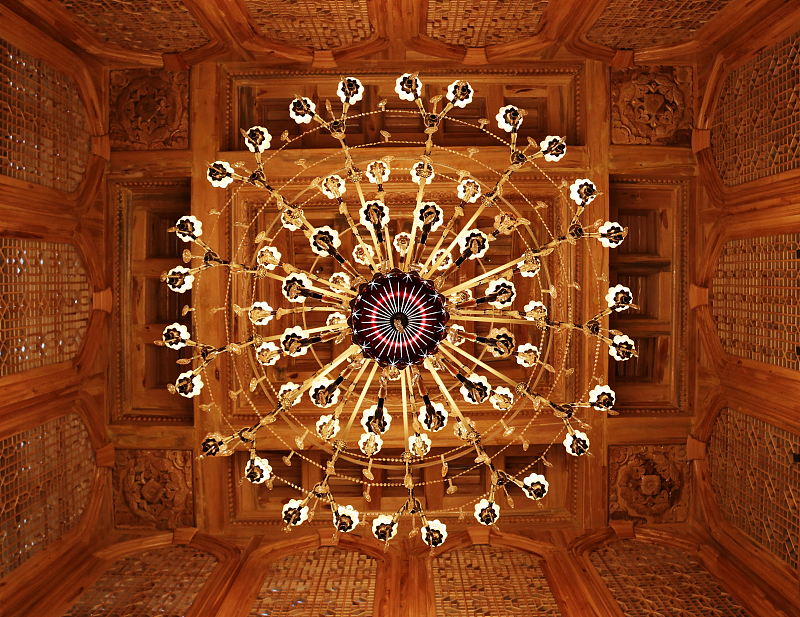 A photo shows a beautifully restored decorative ceiling at a restaurant in the old town of Tuancheng, Hotan City, Xinjiang Uygur Autonomous Region. /CFP