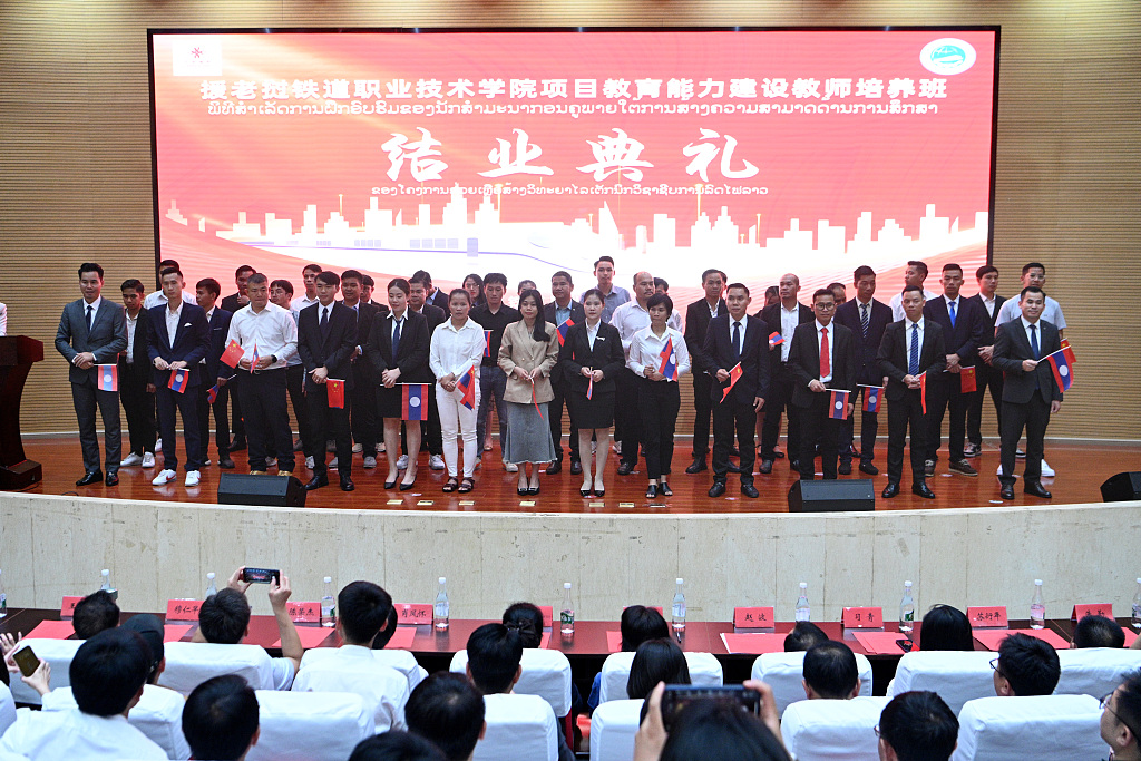 The graduation ceremony of the teacher training for the China-Laos Railway vocational and technical college project, Kunming, southwest China's Yunnan Province, July 31, 2023. /CFP