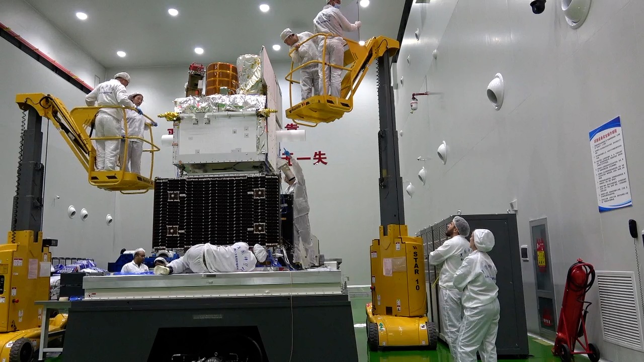 Scientists and engineers prepare for the vibration tests at the test hall of Innovation Academy of Microsatellites of CAS in Shanghai on August 15, 2023. /CGTN