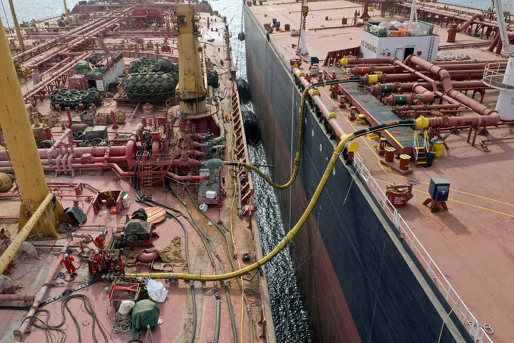 Workers gather on the deck of the tanker FSO Safer (L) as oil is transferred to the UN purchased vessel Nautica, in the Red Sea off the coast of Yemen's contested western province of Hodeida, July 25, 2023. /CFP