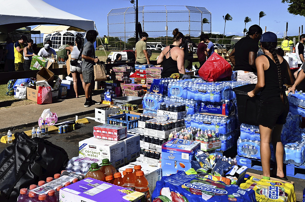 Volunteers sort relief supplies at a sport facility which is a temporary shelter in Wailuku, Maui, Hawaii on August 12, 2023. /CFP