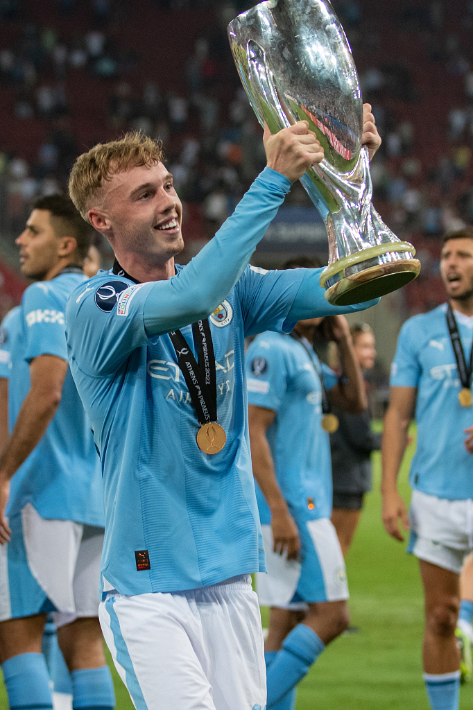 Cole Palmer of Manchester City lifts the trophy after winning the UEFA Super Cup at the Georgios Karaiskakis stadium in Piraeus port, Athens, Greece, August 16, 2023. /CFP