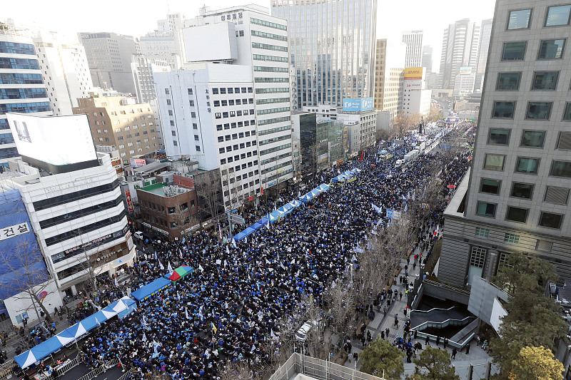 South Korean people march to protest against South Korea's President Yoon Suk-yeol in Seoul, South Korean, February 4, 2023. /CFP