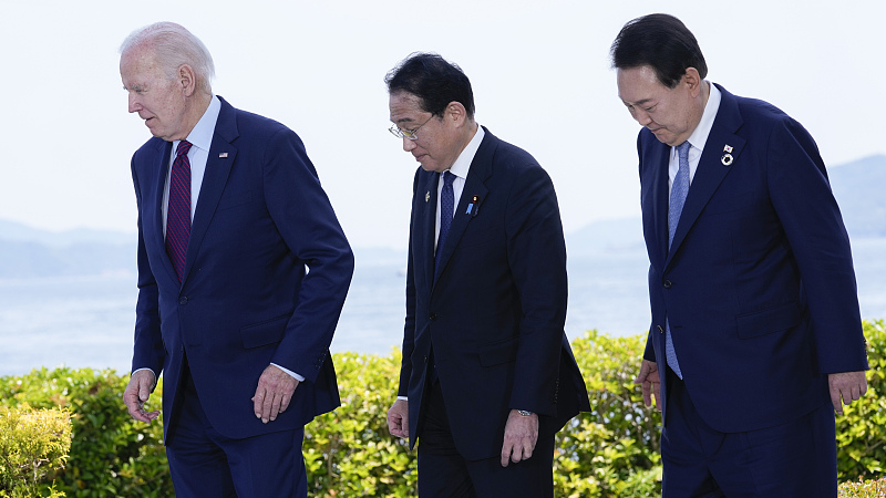 U.S. President Joe Biden (L) walks with Japan's Prime Minister Fumio Kishida (M) and South Korean President Yoon Suk Yeol (R) ahead of a trilateral meeting on the sidelines of the G7 Summit in Hiroshima, Japan, May 21, 2023. /Xinhua