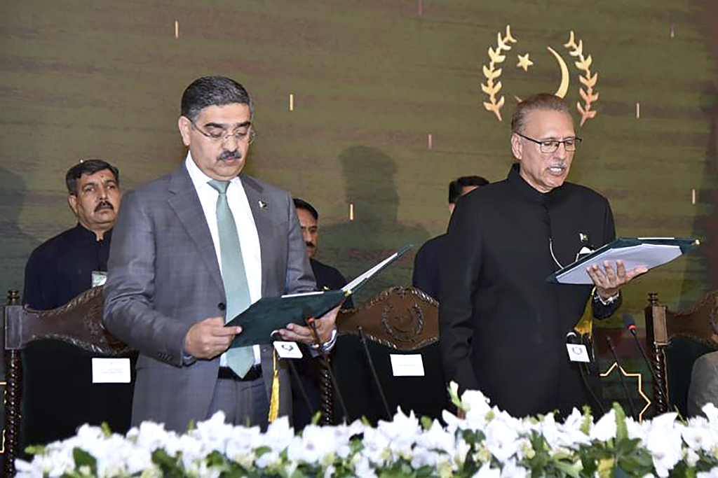 Pakistani President Arif Alvi (right) administers the oath of office to Anwaar-ul-Haq Kakar as caretaker prime minister during a ceremony, Islamabad, Pakistan, August 14, 2023. /CFP