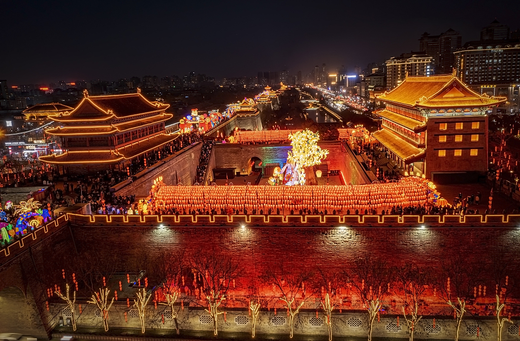 Photo taken on January 19, 2023 shows red lanterns lighting the night sky over Xi'an, Shaanxi Province to create a festive atmosphere during the Spring Festival. /CFP