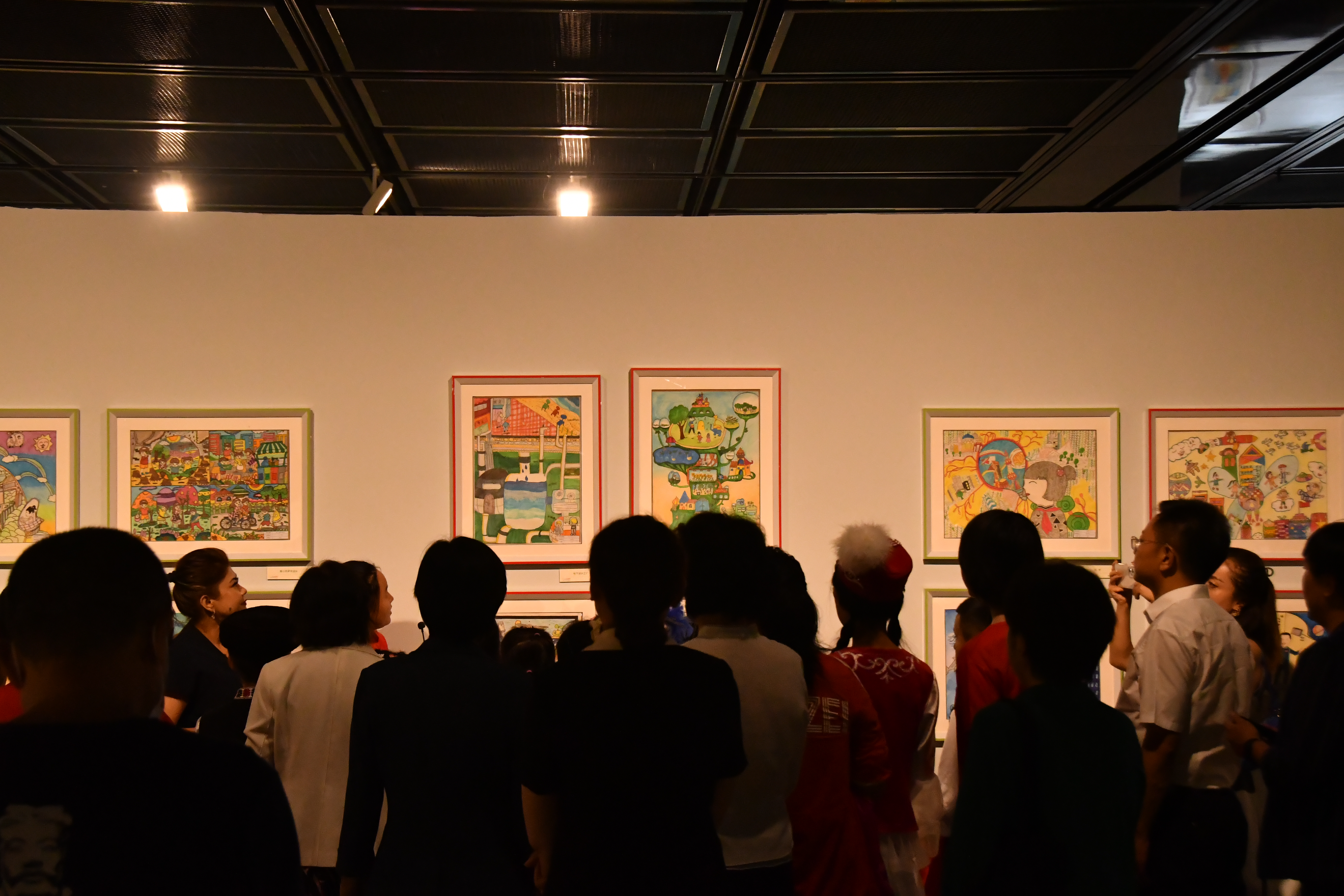 Visitors view children's artworks in Beijing. /Yin Limei