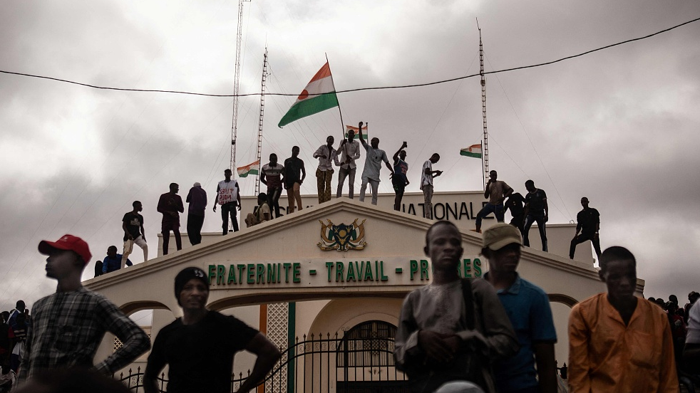 Protesters hold a Niger flag during a demonstration on independence day in Niamey, Niger, August 3, 2023. /CFP