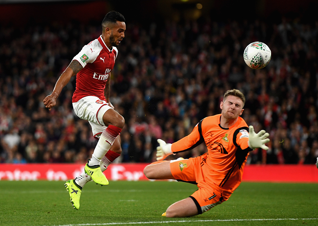 Theo Walcott (L) of Arsenal shoots to score in the EFL Cup game against Doncaster Rovers at Emirates Stadium in London, England, September 20, 2017. /CFP 