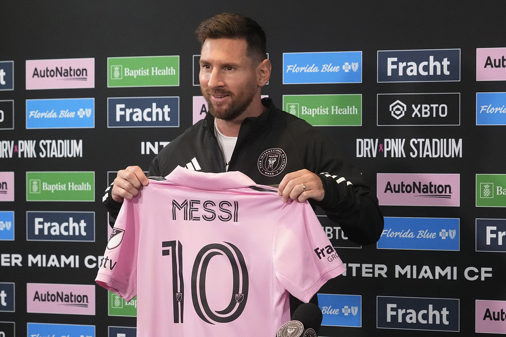 Lionel Messi of Inter Miami poses with his jersey at the press conference in Fort Lauderdale, Florida, August 17, 2023. /CFP