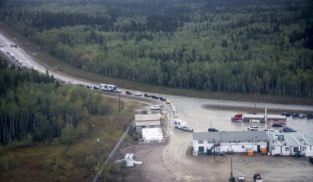 Vehicles line up for fuel at Fort Providence, Northwest Territories, on the only road south from Yellowknife, August 17, 2023. /CFP