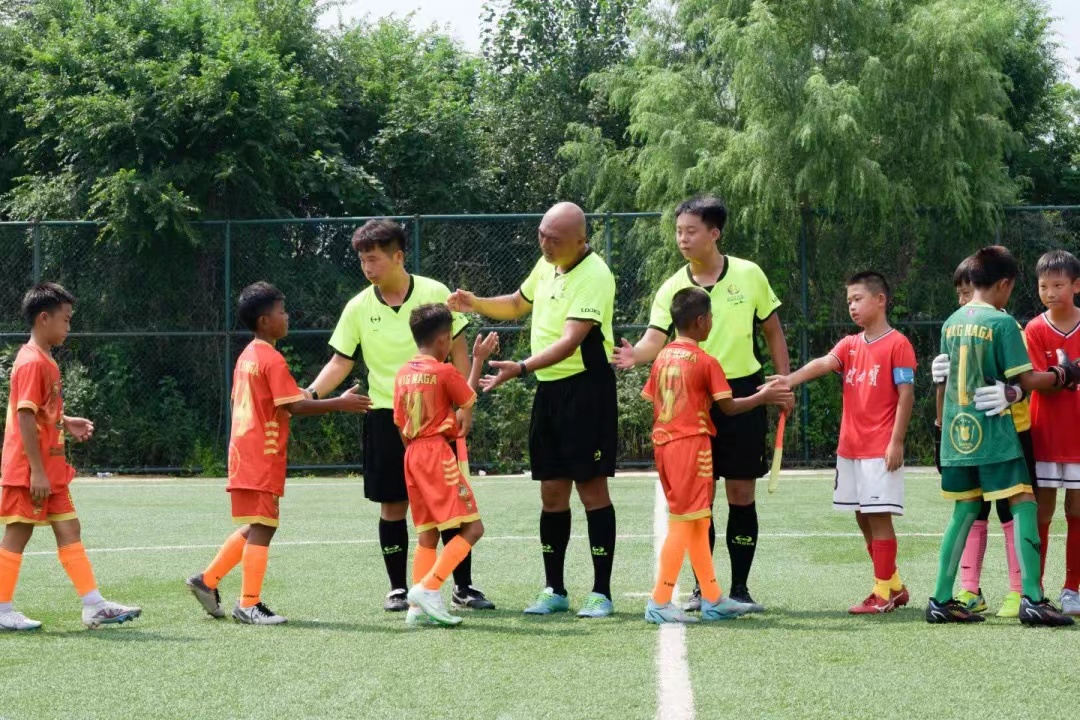 Players greet referees prior to a match in Shenyang, China. /Peace Cup