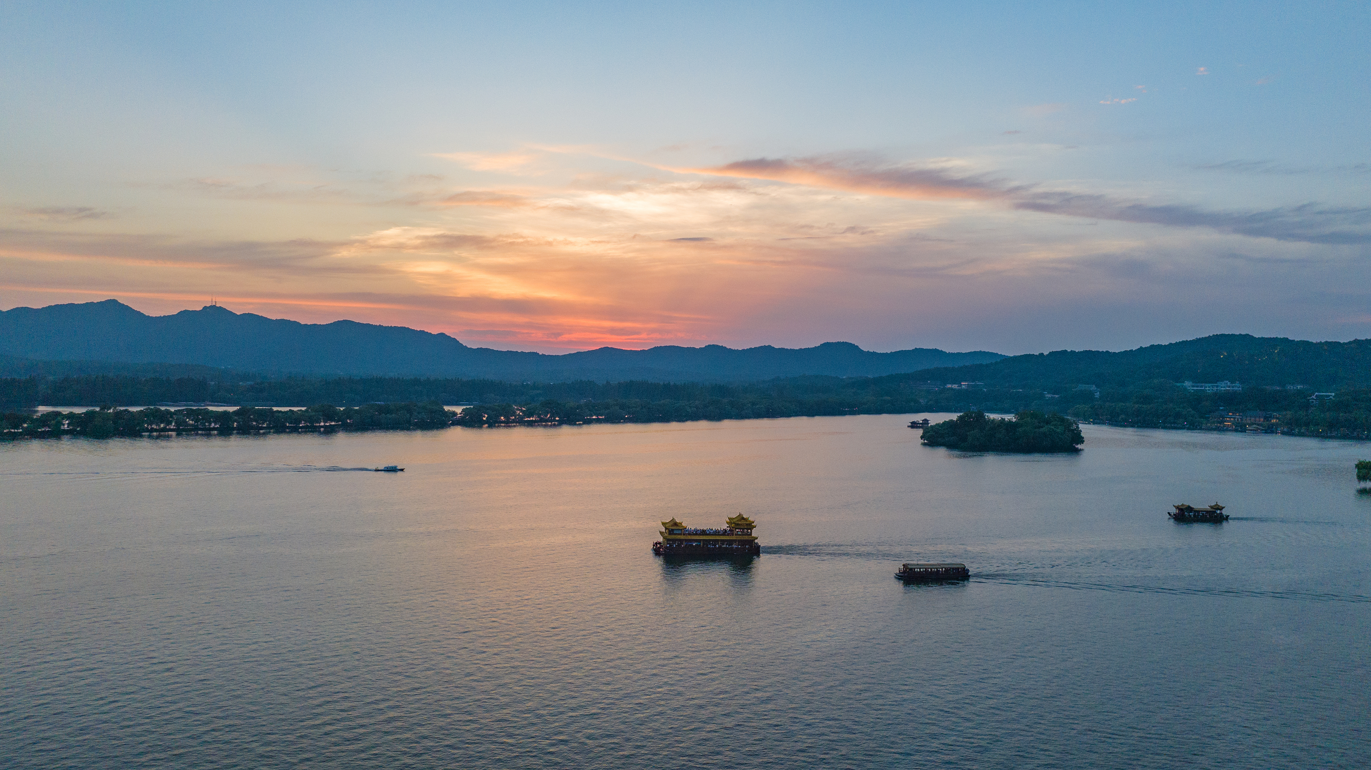 The sunset scenery of the West Lake in Hangzhou, east China's Zhejiang Province, July 10, 2023. /CFP