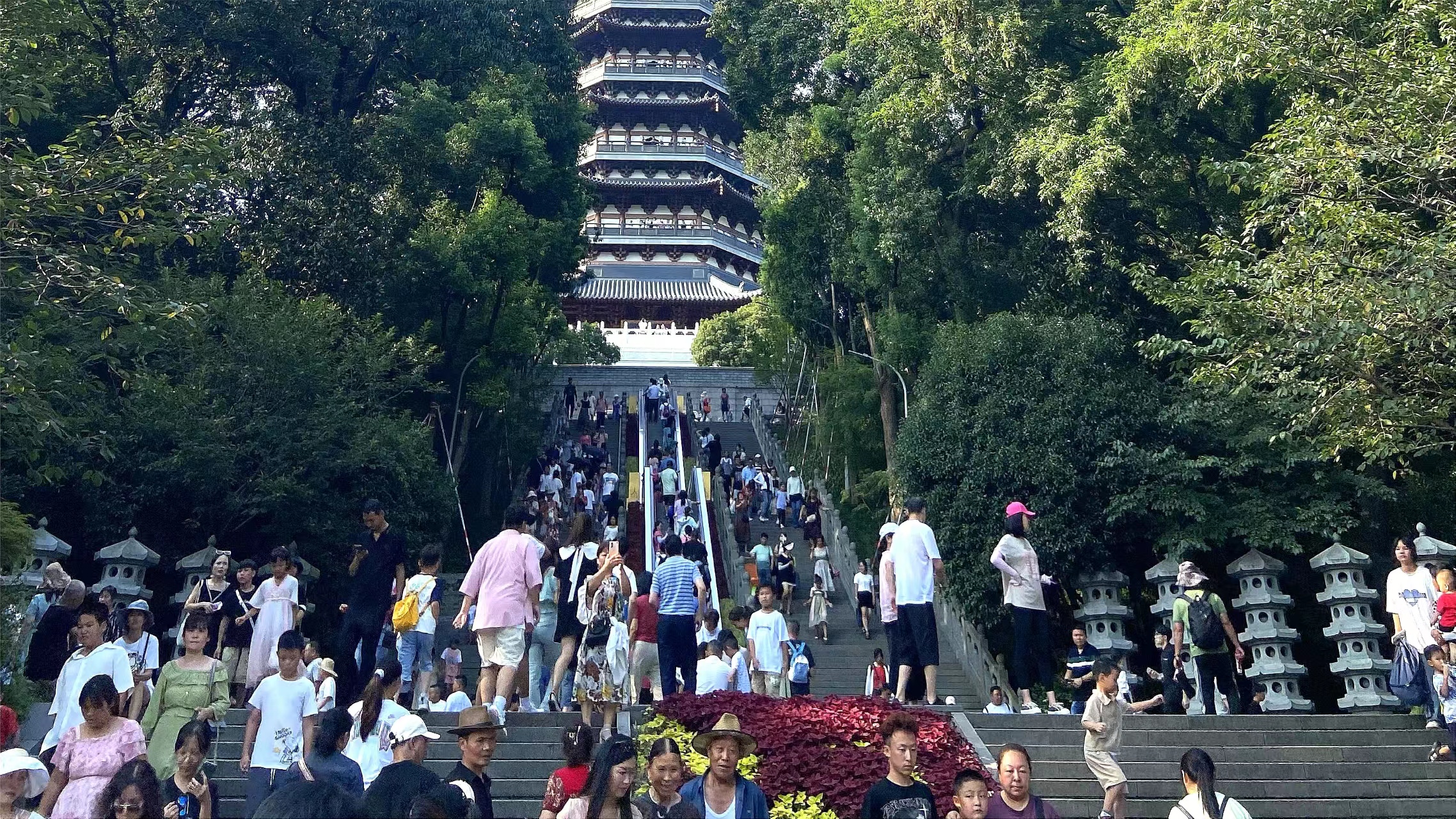 Tourists at Leifeng Pagoda in Hangzhou, east China's Zhejiang Province, August 16, 2023. /Courtesy of Jia Xiaohong 