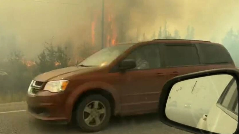 This screengrab from a video shows vehicles fleeing on the highway out of Yellowknife, Canada, August 17, 2023. /AFP