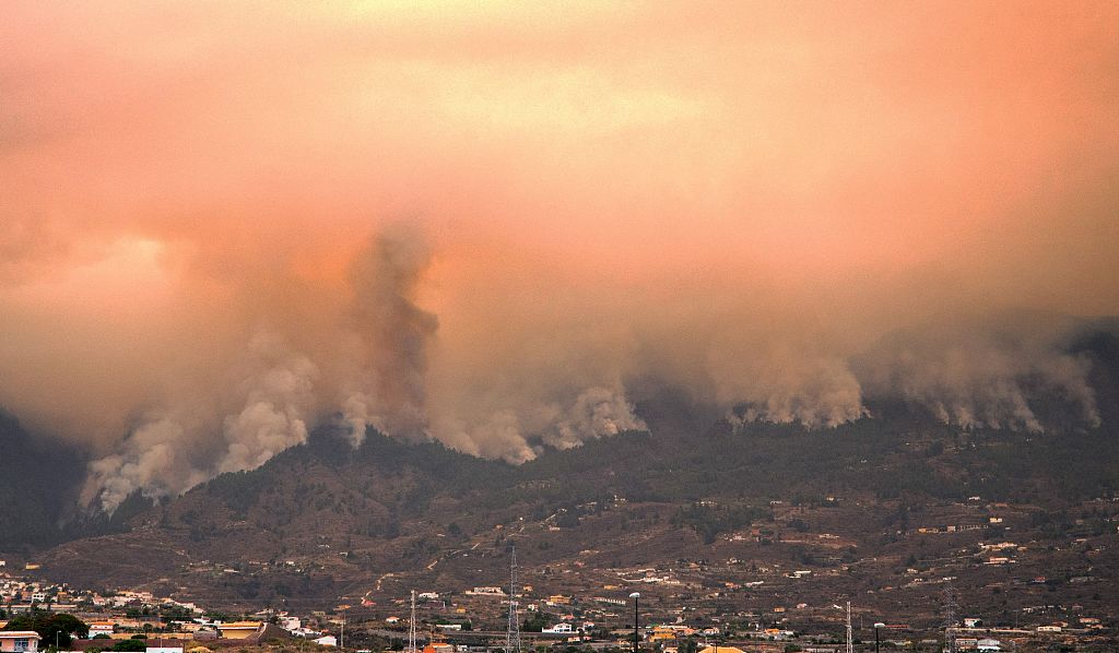 Columns of smoke, pictured from the village of Guimar, August 17, 2023, billow from a huge wildfire which broke out almost two days ago and is raging in the northeastern part of the Canary island of Tenerife. /CFP