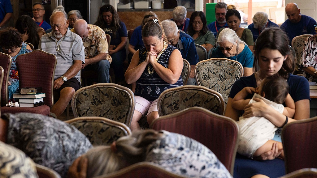 Survivors and churchgoers pray during a Sunday church service at Maui Coffee Attic in Wailuku, central Maui, Hawaii, United States, August 13, 2023. /CFP