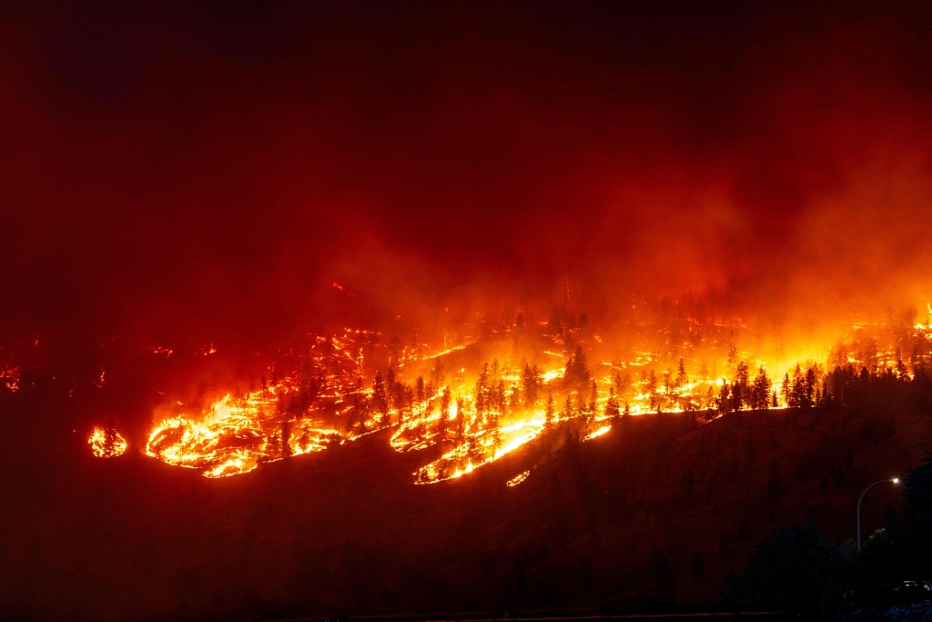 The McDougall Creek wildfire burns in the hills of West Kelowna, British Columbia, Canada, August 17, 2023. /CFP